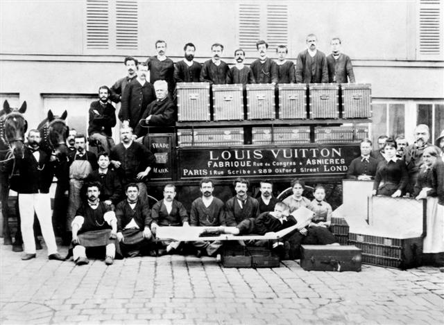 La Maison de famille de Louis Vuitton présente son exposition Malle Courrier